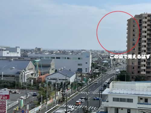 OSC湘南シティ屋上から撮影した写真。右側の高層マンションの左側あたり（赤い線で囲っているあたり）が花火が見える方向