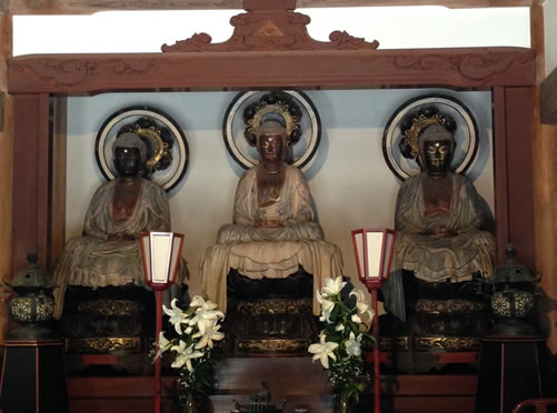 三世仏坐像　左から過去・現在・未来