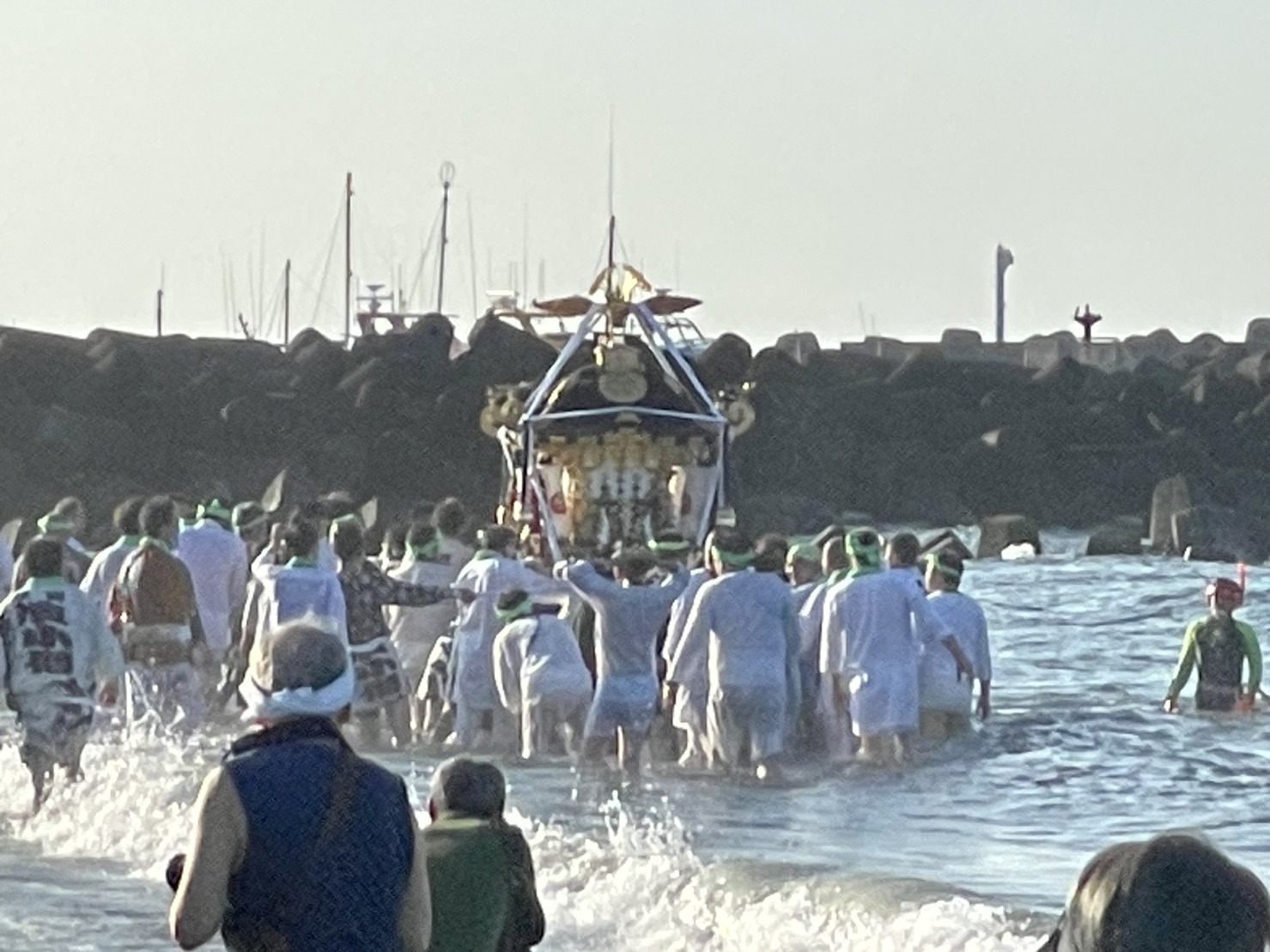 浜降祭で神輿が担ぎ手とともに海へ入る「みそぎ」の様子