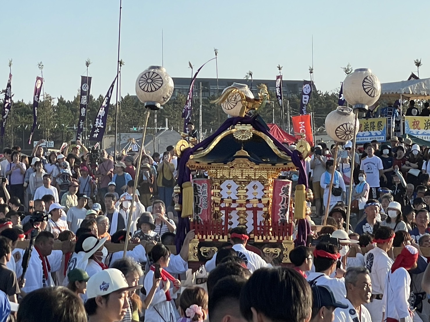 浜降祭のお発ちで大勢の観客に囲まれた神輿の様子