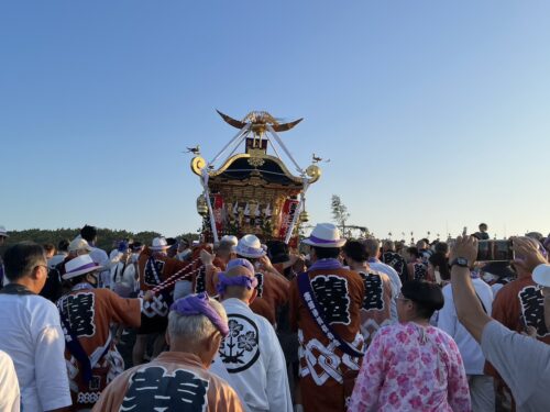 浜降祭のお発ちで担ぎ手たちが神輿を進める様子