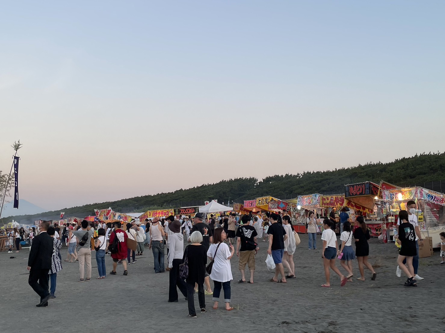 浜降祭の会場内に並ぶ屋台と早朝から集まる人たち