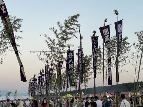 浜降祭の屋台とのぼり旗が並ぶ会場周辺の様子
