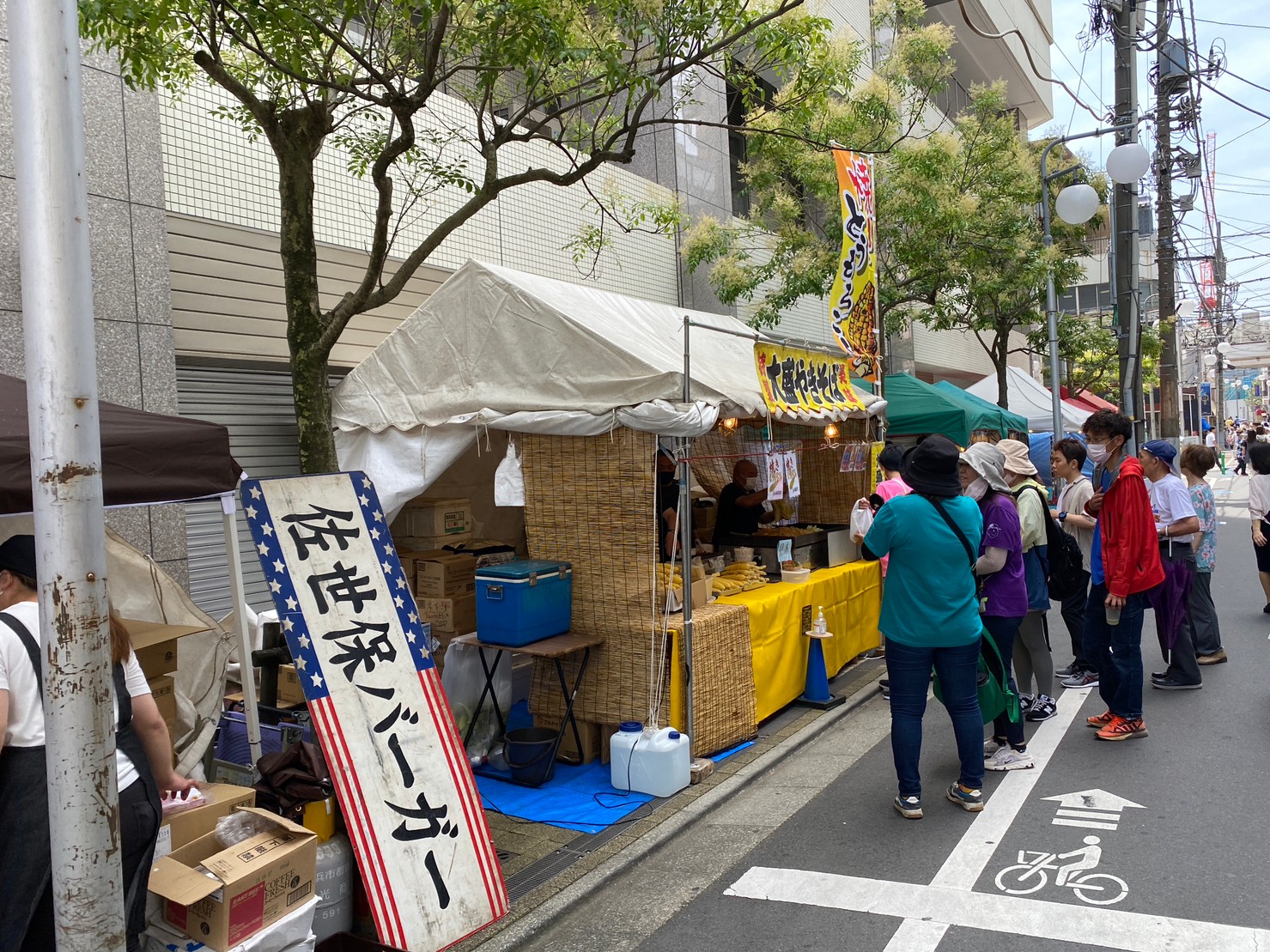 湘南ひらつか七夕まつりの屋台エリアで大盛焼そばの露店に来場者が並ぶ様子