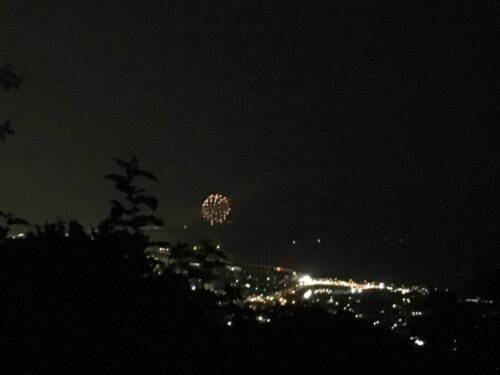 湘南平の展望台付近から見下ろす湘南ひらつか花火大会と夜景